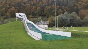 Skakalnica, v ozadju eno od pomoznih nogometnih igrisc, foto Lapego